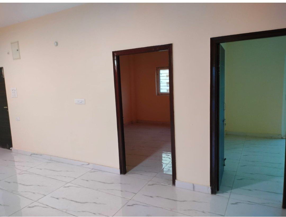 3BHK semi furnished flat for rent in Alkapur image 4