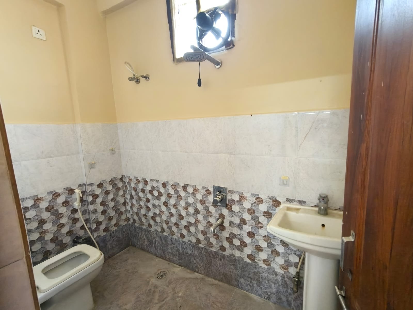 2BHK flat for rent in puppalguda image 3