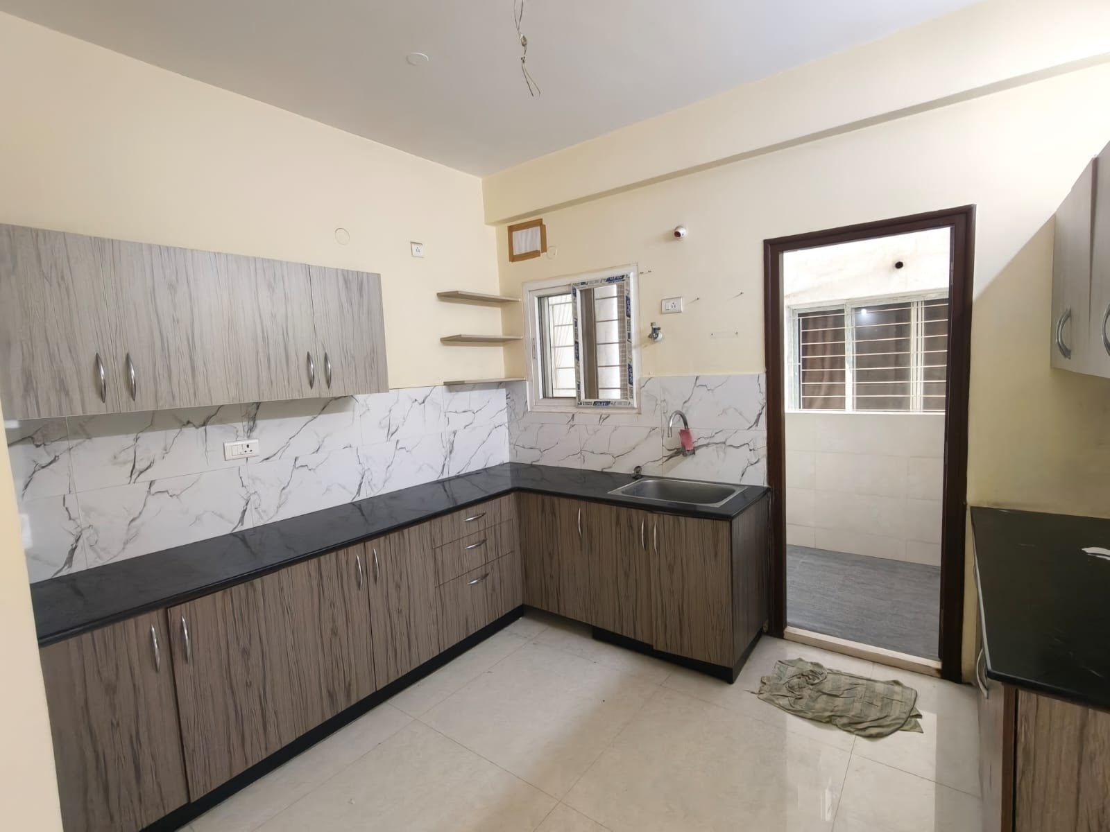3BHK semi furnished flat for rent in Alkapur Township image 3