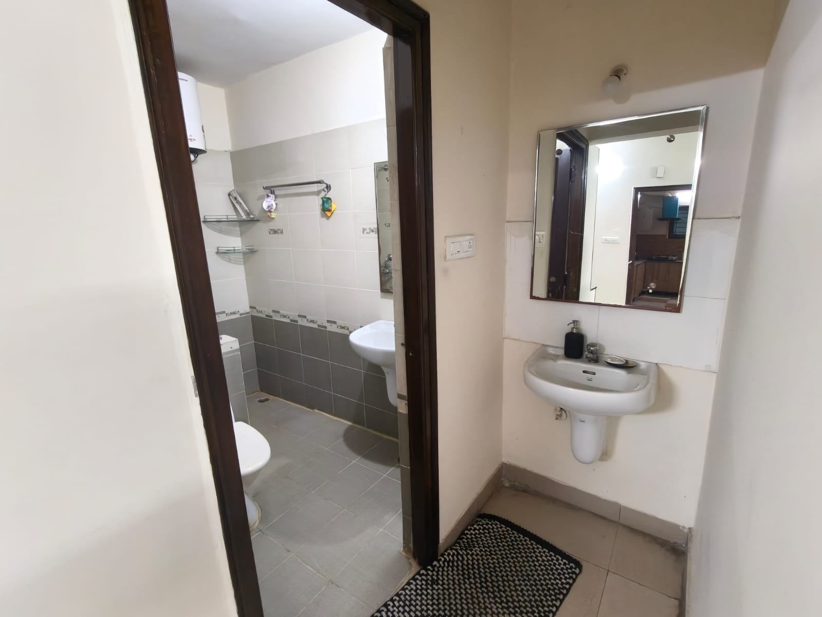 3bhk flat for rent in puppalguda image 4