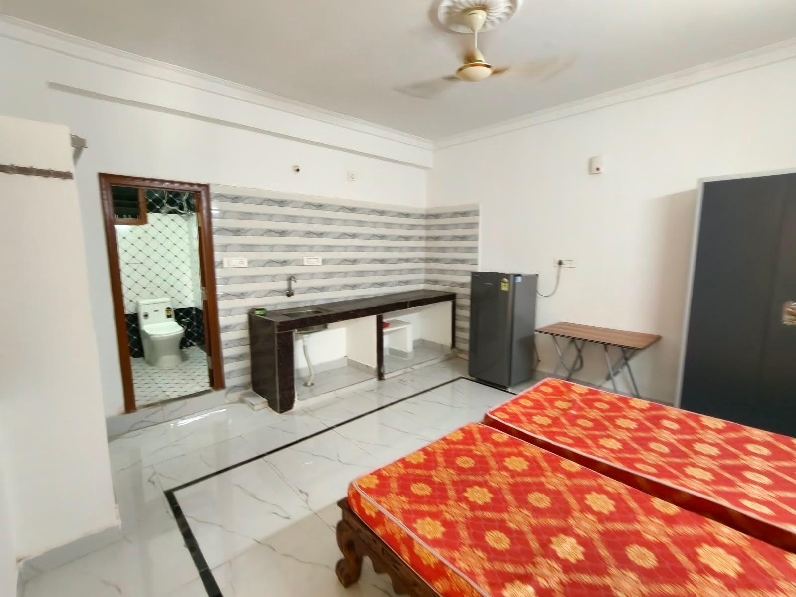 Fully furnished room for rent in manikonda